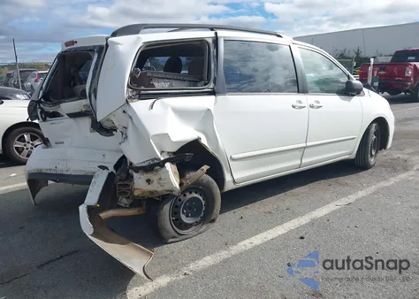 2010 Toyota Sienna Ce z USA, uszkodzony, nr VIN 5TDKK4CCXAS297664